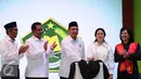 Menteri Agama, Lukman Hakim Saifuddin (tengah) bersama Menko PMK, Puan Maharani menekan tombol Deklarasi Gerakan Nasional Revolusi Mental Dimulai dari Pendidikan di Senayan, Jakarta, Selasa (15/12/2015). (Liputan6.com/Helmi Fithriansyah)