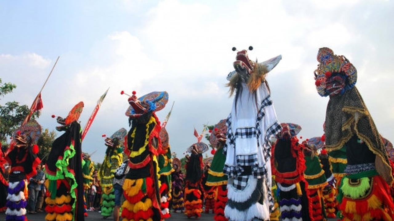 Kemolekan penari cantik 1.000 Barong Nusantara di Kediri