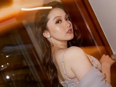 Potret Aisyah Aqilah di gala premiere film Anak Kolong sukses bikin pangling. Sentuhan warna bold di kelopak mata dan lipstiknya, pesona Aisyah Aqilah semakin terpancar. Wajah artis berusia 21 tahun ini dipoles oleh MUA ternama Ryan Ogilvy. Tone warna kulit Aisyah Aqilah yang sudah putih, tentunya cocok dengan tema makeup flawless tersebut. (Liputan6.com/IG/@aisyahaqilahh)