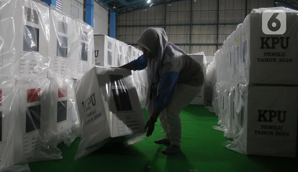 Ribuan kotak dan kertas suara ini nantinya akan didistribusikan ke 10 kecamatan pada H-1 Pemilu 2024. (merdeka.com/Imam Buhori)