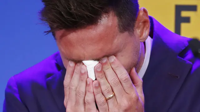FOTO: Tangis Perpisahan Messi dengan Barcelona