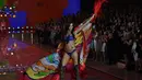 Seorang model memperagakan lingerie di atas panggung Victoria’s Secret Fashion Show 2015 di New York City, Selasa (10/11). (AFP PHOTO/Jewel Samad)