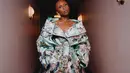 Cynthia Erivo kenakan gaun kimono satin hijau mint dari Givency dengan bordir bulu bermotif bunga. [@cynthiaerivo]