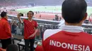 Presiden Jokowi membuat vlog saat laga final Piala Presiden 2018 antara Persija Jakarta vs Bali United di Stadion Utama GBK, Sabtu (17/2). Jokowi juga mengajak Menpora Imam Nahrawi (kiri) ikut terlibat dalam videonya. (Liputan6.com/Pool/Biro Pers Setpres)