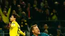 Bek Borussia Dortmund, Mats Hummels (kiri) melakukan selebrasi usai mencetak gol kegawang Liverpool di leg pertama Liga Europa di Stadion Signal Iduna Park (8/4). Dortmund bermain imbang dengan Liverpool dengan skor 1-1. (Reuters/Wolfgang Rattay) 