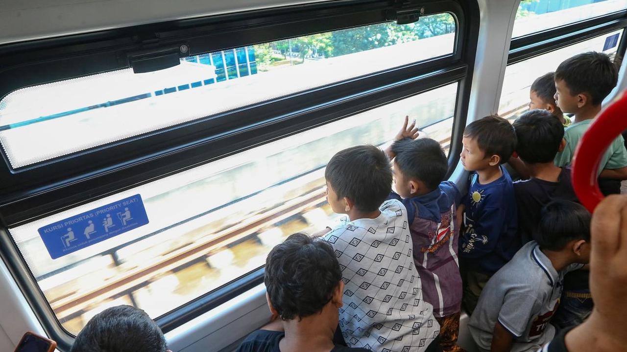 Sejumlah anak menaiki kereta Lintas Raya Terpadu (LRT) Jakarta saat mengikuti rangkaian acara "Warna-warni LRT Jakarta 2024" di Jakarta, Minggu (30/6/2024).&nbsp;PT LRT Jakarta menyelenggarakan "Warna-warni LRT Jakarta 2024" untuk memberikan edukasi bertr