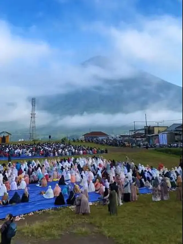 7 Potret Momen Shalat Ied di Wonosobo dengan Latar Belakang Gunung Ini Viral