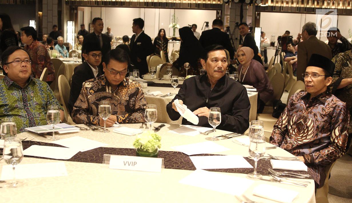 Gubernur NTB, TGB Muhammad Zainul Majdi, Menko Kemaritiman Luhut Panjaitan, Jendral TNI (Purn) Moeldoko dan Menteri PPN/ Bappenas Bambang Brodjonegoro saat penggalangan dana untuk Lombok-Sumbawa di Jakarta, Jumat (14/9). (Liputan6.com/Herman Zakharia)