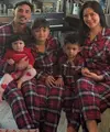 Jessica Iskandar bersama suami dan ketiga anaknya merayakan Natal di Amerika Serikat. Di hari Natal, keluarga good looking ini tampil dengan set piyama merah motif tartan. [@inijedar]