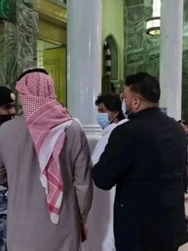 6 Potret Shah Rukh Khan Jalani Ibadah Umrah, Jadi Sorotan