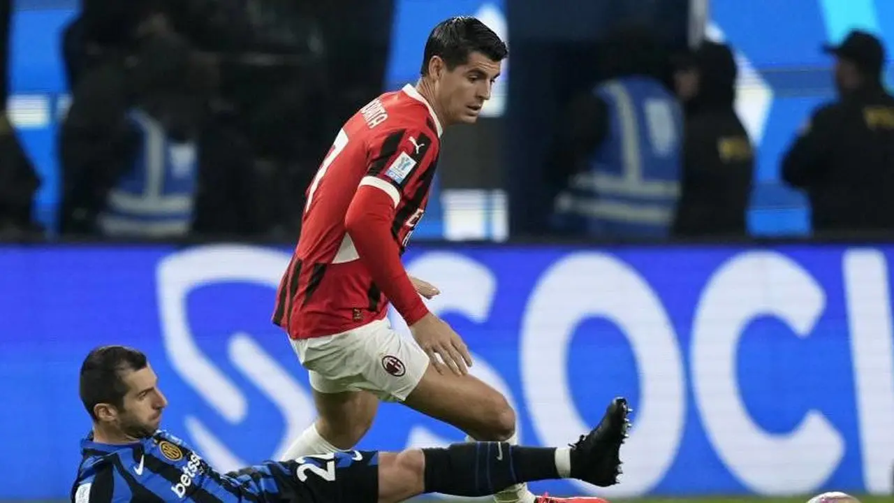 Henrikh Mkhitaryan dan Alvaro Morata dalam laga final Piala Super Italia 2024 antara AC Milan dan Inter Milan, Selasa (7/1/2025) dini hari WIB. (c) AP Photo/Altaf Qadri