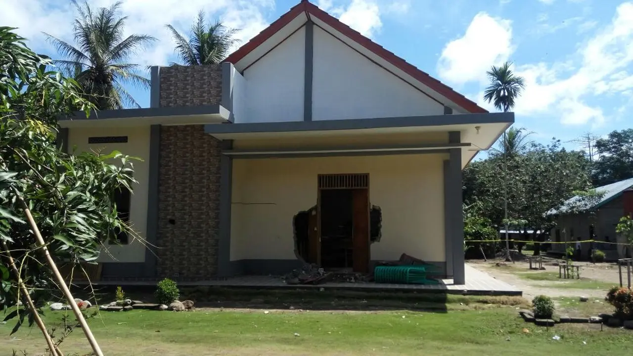 Jemaat dan Warga Gotong Royong Perbaiki Kapel Katolik di Ogan Ilir