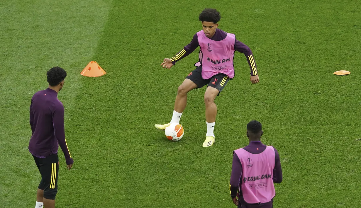Gelandang Manchester United (MU), Shola Shoretire mengontrol bola saat sesi latihan menjelang final Liga Europa di Gdansk, Polandia, Selasa (25/5/2021).  MU akan melakoni final Liga Europa melawan Villarreal pada Kamis (27/5) dini hari WIB. (Aleksandra Szmigiel, Pool via AP)