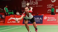 Tunggal putri Indonesia Maria Febe Kusumastuti susah payah mengembalikan bola pukulan Yu Po Pai asal Taiwan pada babak pertama Total BWF World Championships 2015 di Istora Senayan, Jakarta, Selasa (11/8/2015). (Liputan6.com/Humas PP PBSI) 