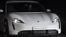 Mobil elektrik Porsche, Taycan ditampilkan selama world premiere di bandara Neuhardenberg, sekitar 70 km timur Berlin, Rabu (4/9/2019). Porsche meluncurkan mobil listrik pertamanya Taycan di 3 benua, masing-masing di kota Toronto Kanada, Berlin Jerman dan di Fuzhou China. (Patrick Pleul/dpa via AP)