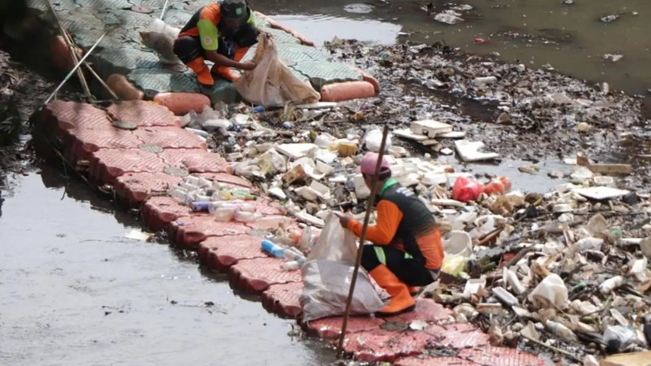 Pasukan Oranye atau penyedia Jasa Lainnya Perorangan (PJLP) DKI Jakarta.
