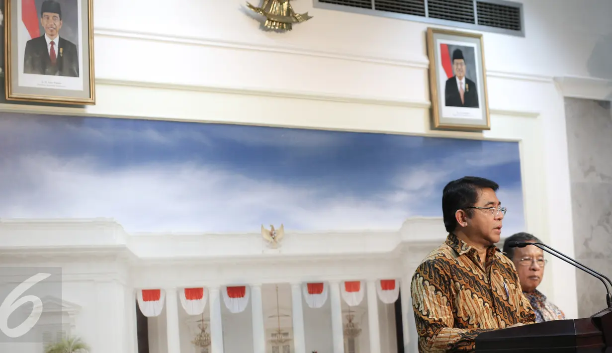 Kepala BKPM Franky Sibarani memberi keterangan usai Rapat Terbatas di Kantor Kepresidenan, Jakarta, Rabu (16/9). Presiden Jokowi meminta seluruh kementerian membuat terobosan untuk memudahkan investasi di Indonesia. (Liputan6.com/Faizal Fanani)