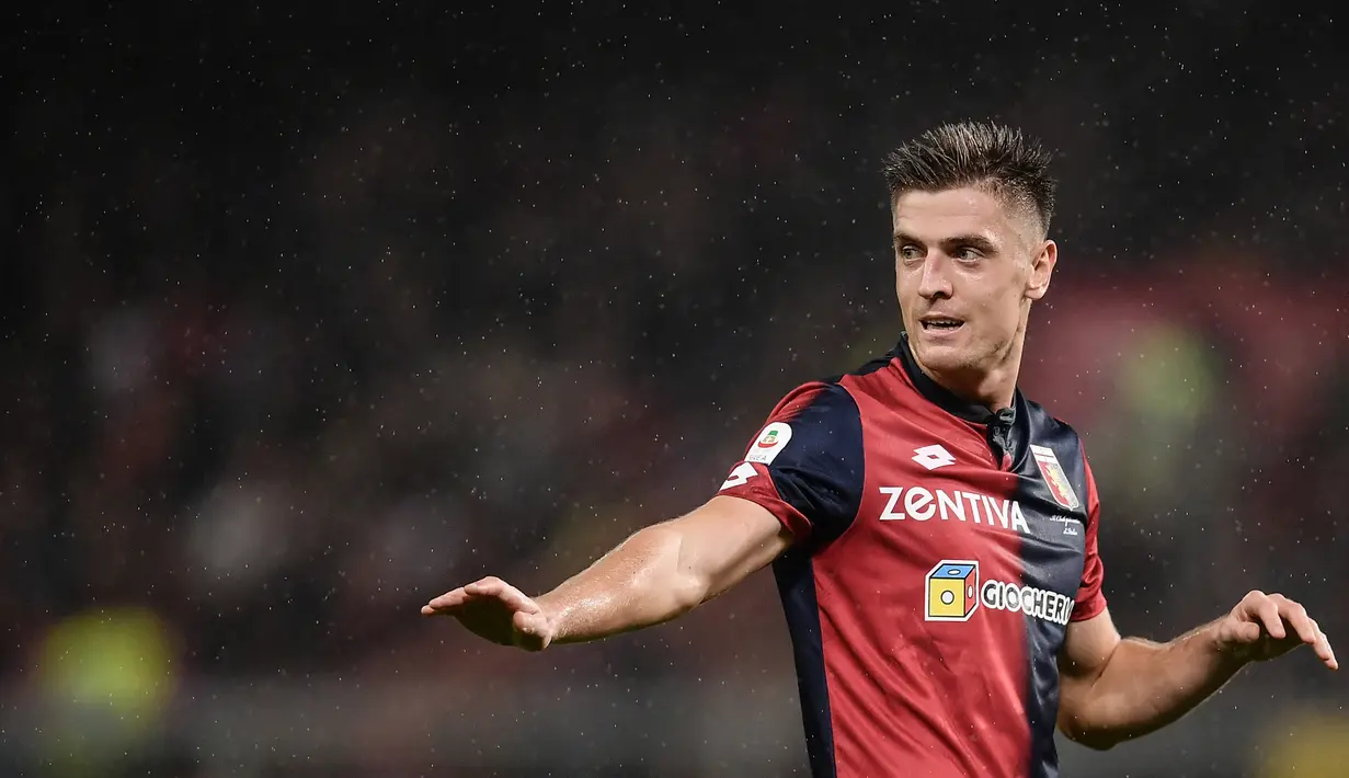 1. Krzysztof Piatek – Penyerang Genoa tersebut menajdi kejutan Serie A musim ini. Sebab dia menjadi pemimpin daftar gol terbanyak di Serie A mengalhakna Ronaldo. (AFP/Marco Bertorello