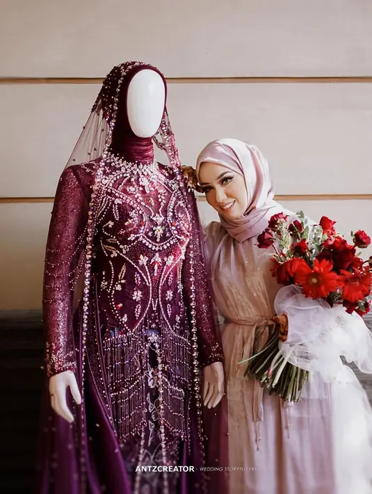 Usai 2 tahun menduda, jebolan Dangdut Academy 2 ini resmi menikah dengan Amira Karaman pada 10 September 2023 di Golden City Ballroom, Surabaya. [@reza_zakarya_daa/adelahaddad17]