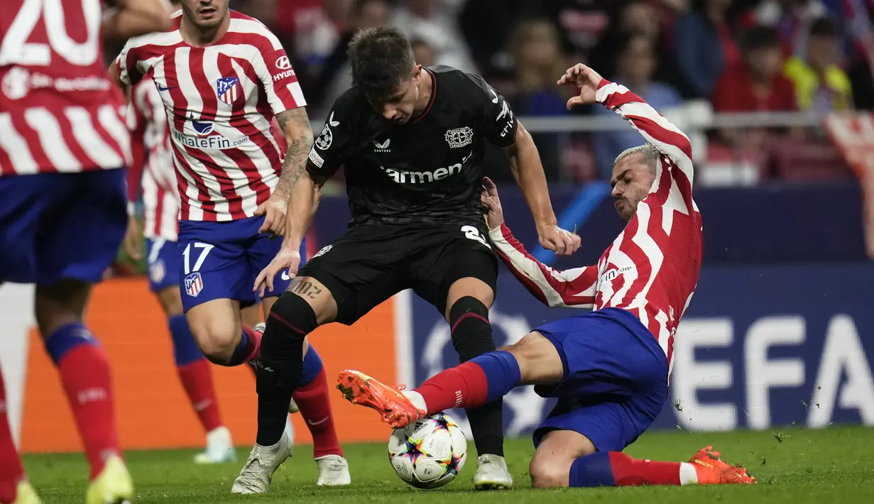 Penyerang Atletico Madrid Antoine Griezmann dan penyerang Bayer Leverkusen Amine Adli bersaing pada matchday kelima Grup B Liga Champions 2022/23 di Wanda Metropolitano, Kamis (27/10/2022) dini hari WIB. Atletico juga belum pasti lolos ke Liga Europa. Mereka masih harus bersaing dengan Leverkusen pada matchday ke-6, walau tidak akan berhadapan secara langsung. (AP Photo/Manu Fernaandez)