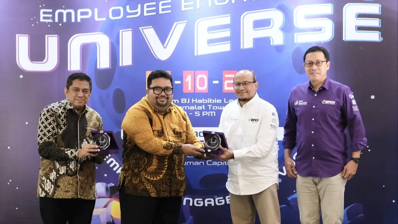 Chief Human Capital Officer Bank Muamalat Riksa Prakoso (kedua kanan) menyerahkan plakat kepada Managing Partner Engage Rocket Audi Lumbantoruan (kedua kiri). (Dok Bank Muamalat)