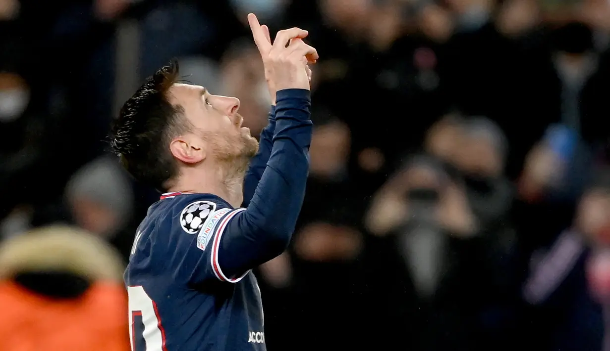 Lionel Messi. Striker Argentina berusia 34 tahun yang kini memasuki musim pertama bersama PSG ini total mencetak 29 gol di 16 Besar Liga Champions. Gol teranyarnya dicetak saat membela Barcelona bermain imbang 1-1 dengan tuan rumah PSG (10/3/2021) di leg kedua musim 2020/2021. (AFP/Franck Fife)