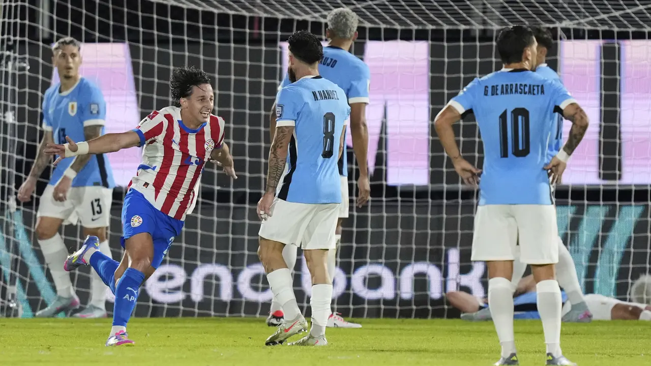 Matias Galarza dari Paraguay merayakan gol pertamanya melawan Uruguay