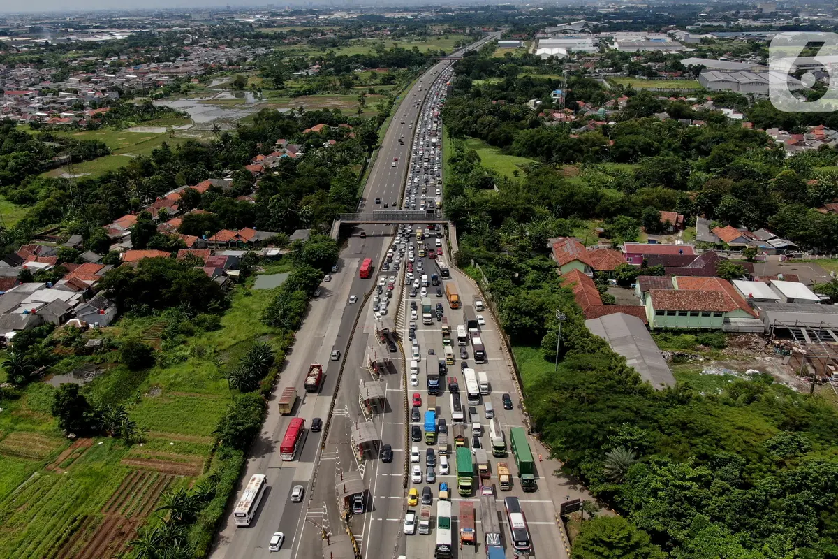 Kemacetan Panjang Pemudik di Pintu Tol Cikupa