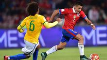 Pemain Chile Alexis Sanchez (kanan) menggiring bola melewati pemain Brazil Marcelo pada Kualifikasi Piala Dunia Russia 2018 FIFA di Nacional stadium, Santiago de Chile, Kamis (8/10/2015). (AFP Photo / Martin Bernetti)