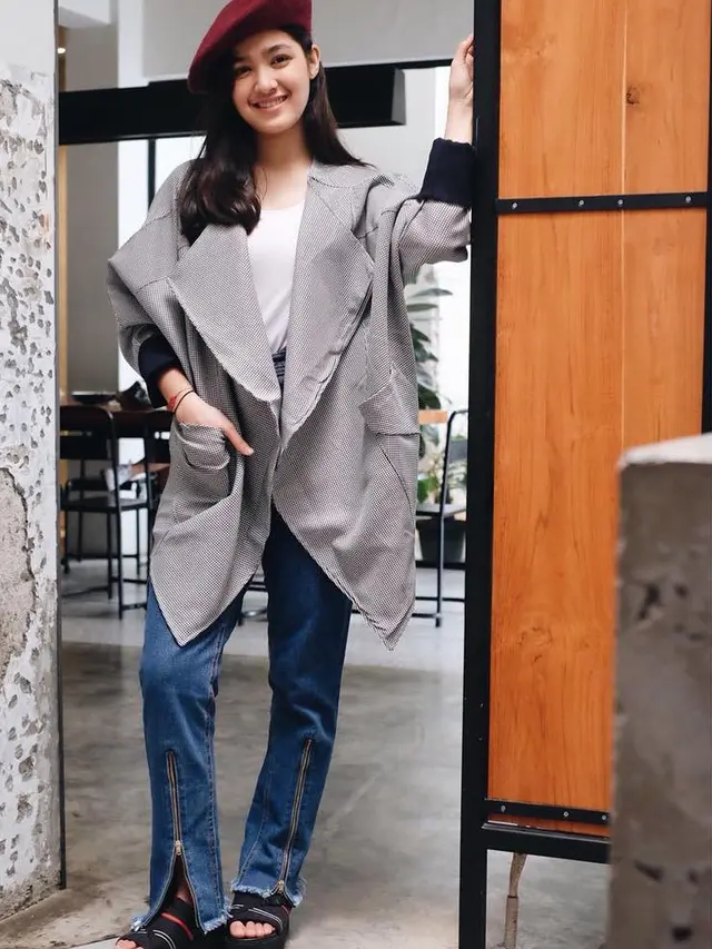 [Bintang] Anti Ribet, Cut Syifa dengan Mix and Match Celana Jeans dan Outer yang Kekinian