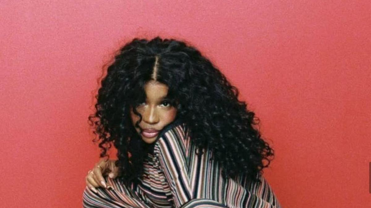 Gaya SZA Resmi Jadi Artistic Director Baru Vans, Pakai Sepatu Rilisan Tahun 97 yang Ikonik