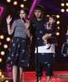 Menghadiri gelaran Infotainment Awards 2016, Ricky Harun bersama istri, Herfiza Novianti dan buah hati mereka Mikaila Akyza Pratama tampil kompak dengan baju bermotif seragam yaitu motif paying. (Nurwahyunan/Bintang.com)