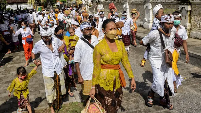 FOTO: Umat Hindu Bali Rayakan Hari Raya Kuningan