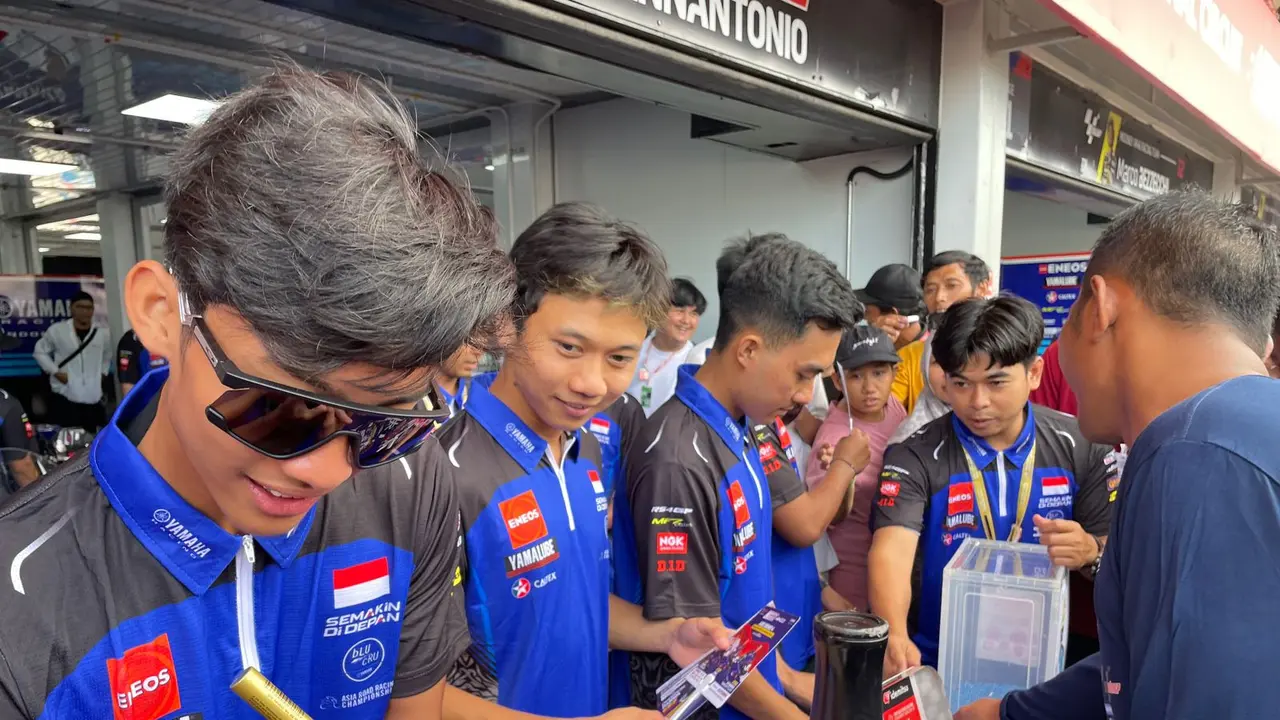 FOTO Rider Yamaha Racing Indonesia di Pit Line Walk dengan Fans