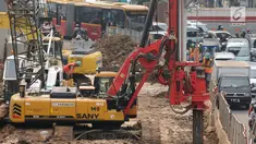 Pekerja melakukan aktivitas pembangunan underpass Matraman-Salemba, Jakarta, Rabu (5/7). Terkait pembangunan underpass Matraman-Salemba ruas jalan menuju Jatinegara mengalami penyempitan. (Liputan6.com/Helmi Fithriansyah)