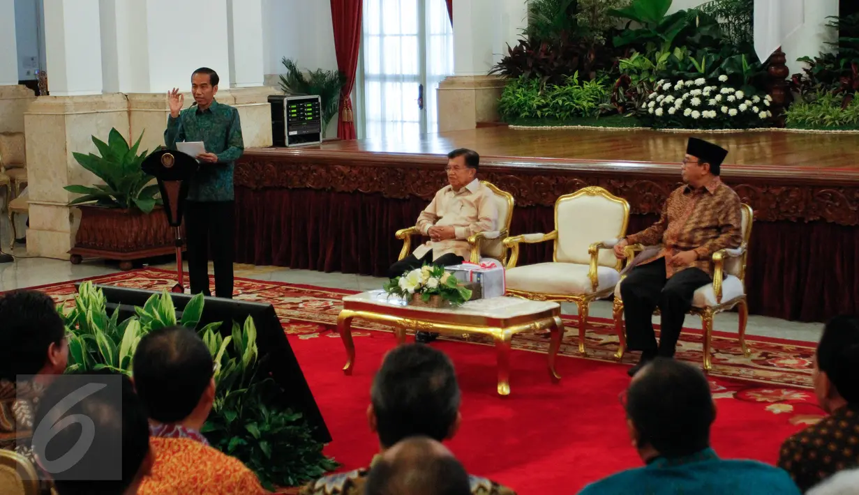 Presiden Jokowi memberikan paparan di Istana Negara, Jakarta, Senin (6/6/2016). Acara tersebut dalam rangka penyampaian Laporan Hasil Pemeriksaan atas Laporan Keuangan Pemerintah Pusat (LHP LKPP) Tahun 2015 dari BPK. (Liputan6.com/Faizal Fanani)