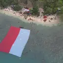 Bendera Merah Putih Raksasa Membentang di Selat Sunda