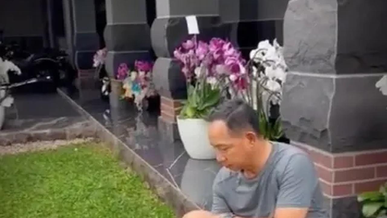 ⁠Gaya Santai Panglima TNI Agus Nikmati Akhir Pekan Bareng Tiga Angsa Kesayangan