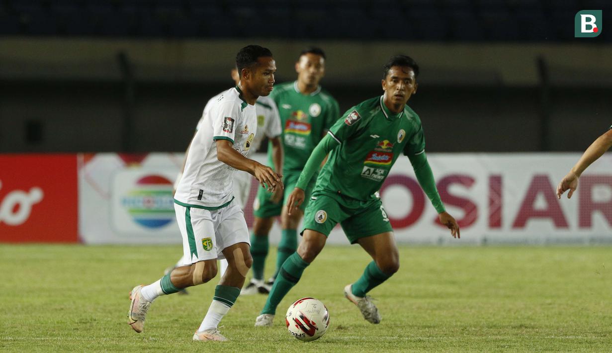 Namun sangat disayangkan, sengitnya pertandingan membuat Oktafianus Fernando harus ditarik ke luar akibat mengalami cedera dan digantikan Akbar Firmansyah menit 26. (Foto: Bola.com/Ikhwan Yanuar)