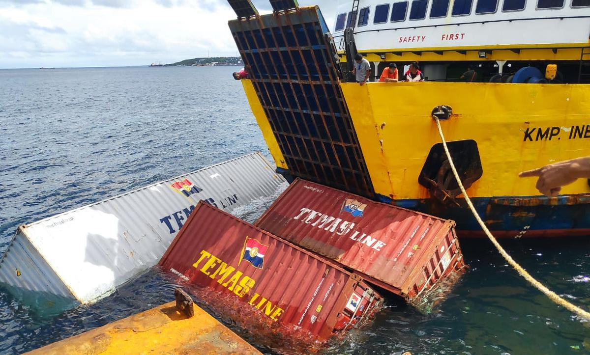 kapal kargo tenggelam di kupang