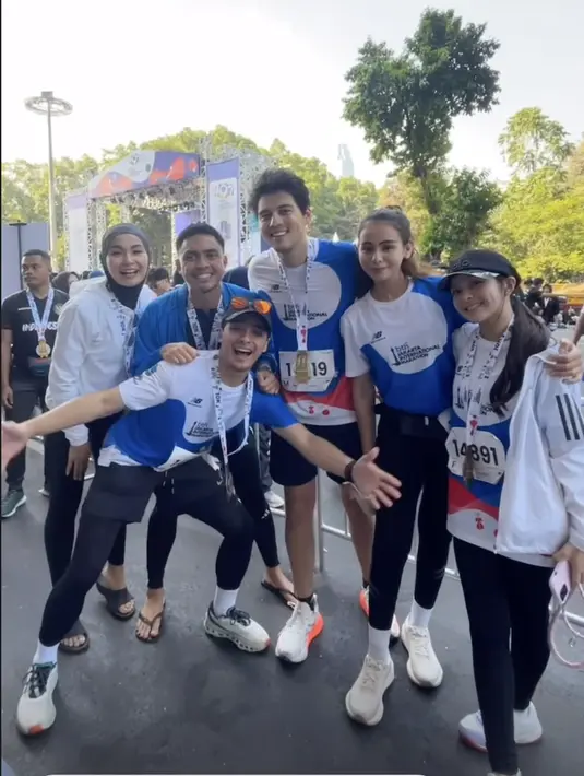 Eca juga terlihat kenakan jaket dari ADIDAS dengan nuansa putih.  [Foto: instagram/ ElsaaJapasal]