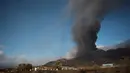 Gunung berapi Cumbre Vieja, dilihat dari Las Manchas, memuntahkan lava, abu dan asap, di Pulau Canary La Palma (4/10/2021). Lapisan magma besar terus terbentuk di lautan Atlantik. (AFP/Jorge Guerrero)