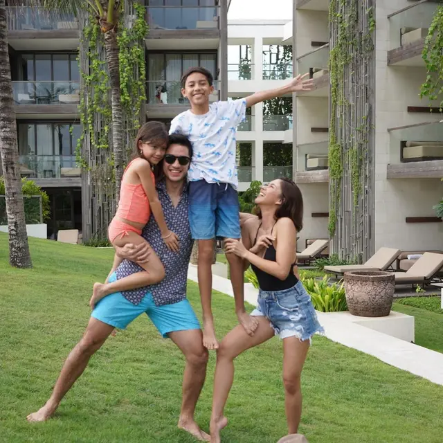 12 Tahun Tinggal di Bali, Ini 6 Potret Keluarga Kecil Nana Mirdad dan Andrew White