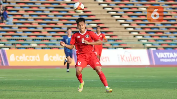 <p>Gelandang Timnas Indonesia U-22, Witan Sulaeman mengontrol bola dengan kepala saat menghadapi Filipina pada laga pertama Grup A SEA Games 2023 di Olympic Stadium, Phnom Penh, Kamboja, Sabtu (29/4/2023). (Bola.com/Abdul Aziz)</p>