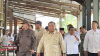 Presiden Prabowo Subianto saat berada&nbsp;di kawasan smelter PT. Tinindo Internusa, Kecamatan Bukitintan, Kota Pangkal Pinang, Senin (6/10/2025). (Liputan6.com/Lizsa Egeham)