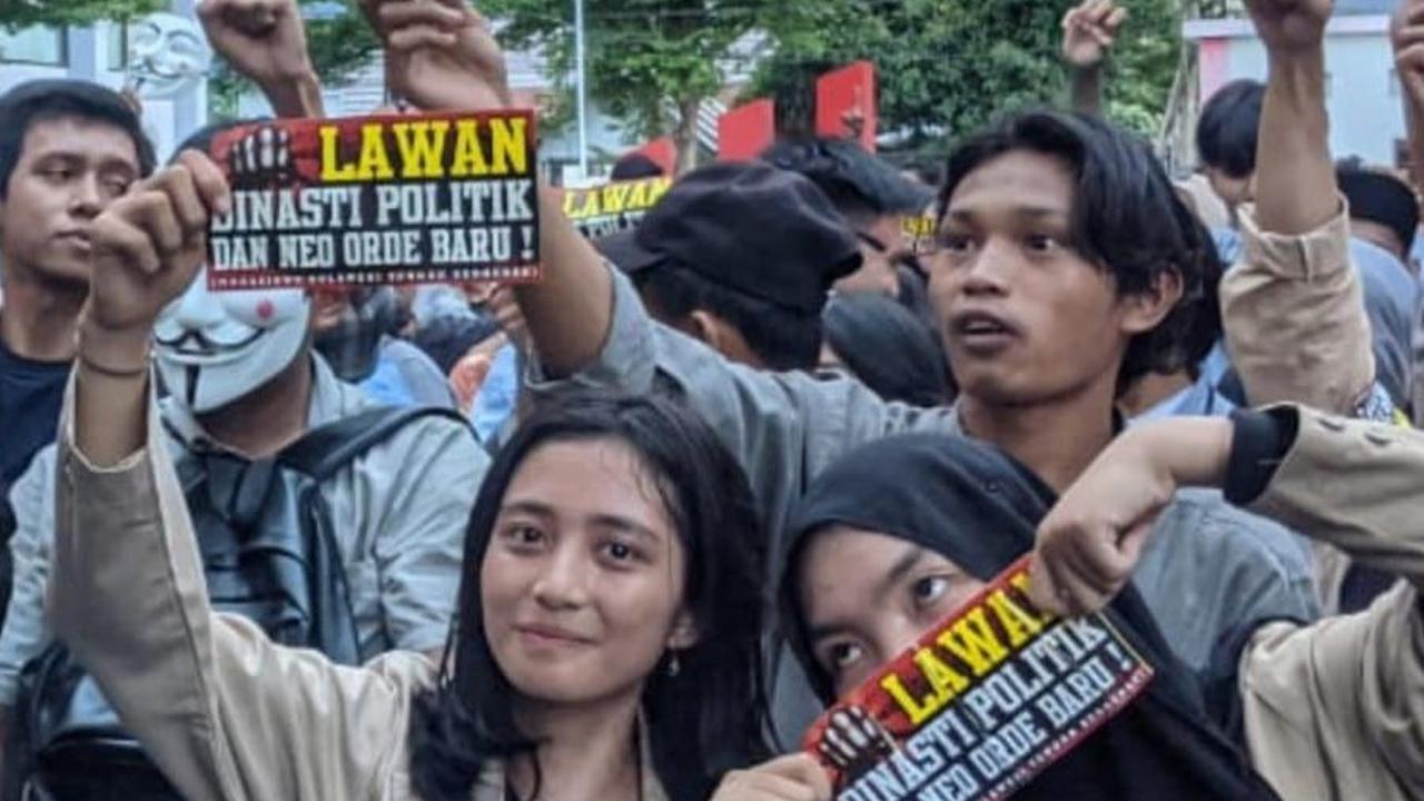 FOTO: Aksi Ratusan Mahasiswa di Palu Serempak Tolak Politik Dinasti dan Pelanggaran HAM