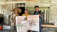 Juniator Tulius, Antropolog asal Mentawai, Sumatera Barat saat melakukan distribusi poster-poster mitigasi bencana tsunami di Pulau Sipora, Kabupaten Kepulauan Mentawai, 26 Januari 2023.