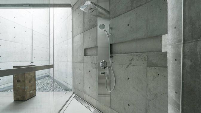 Desain kamar mandi JS House di Jakarta karya Studio TonTon. (dok.Arsitag.com/Dinny Mutiah)