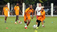 Pelatih Persipura, Oswaldo Lessa (kaos putih) memperhatikan serius pemainnya berlatih di Lapangan C Senayan, Jakarta, (5/5/2015). Latihan tersebut merupakan persiapan jelang AFC 2015 di Bengaluru, India, 12 Mei mendatang. (Liputan6.com/Helmi Fithriansyah)