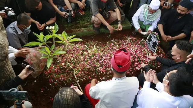 Pemakaman komedian Sapri di TPU Ulujami (Kapanlagi.com)